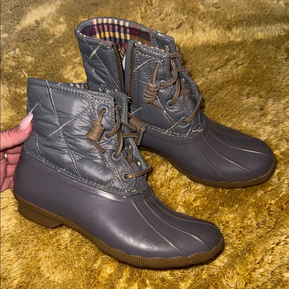 Stylish Gray Quilted Women's Boots 6.5 Sperrys